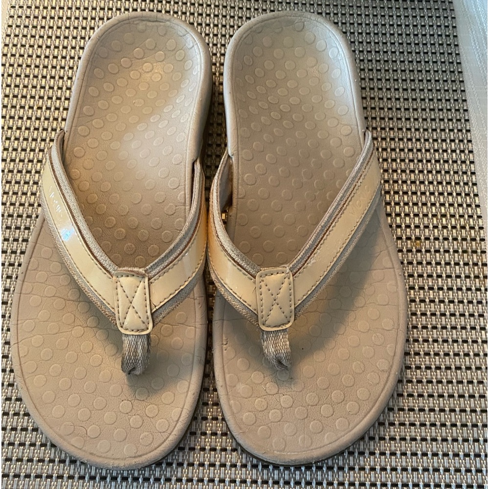 Vionic sz 9.5 (10”) Barnett sandals (flip flops).  VGUC.
